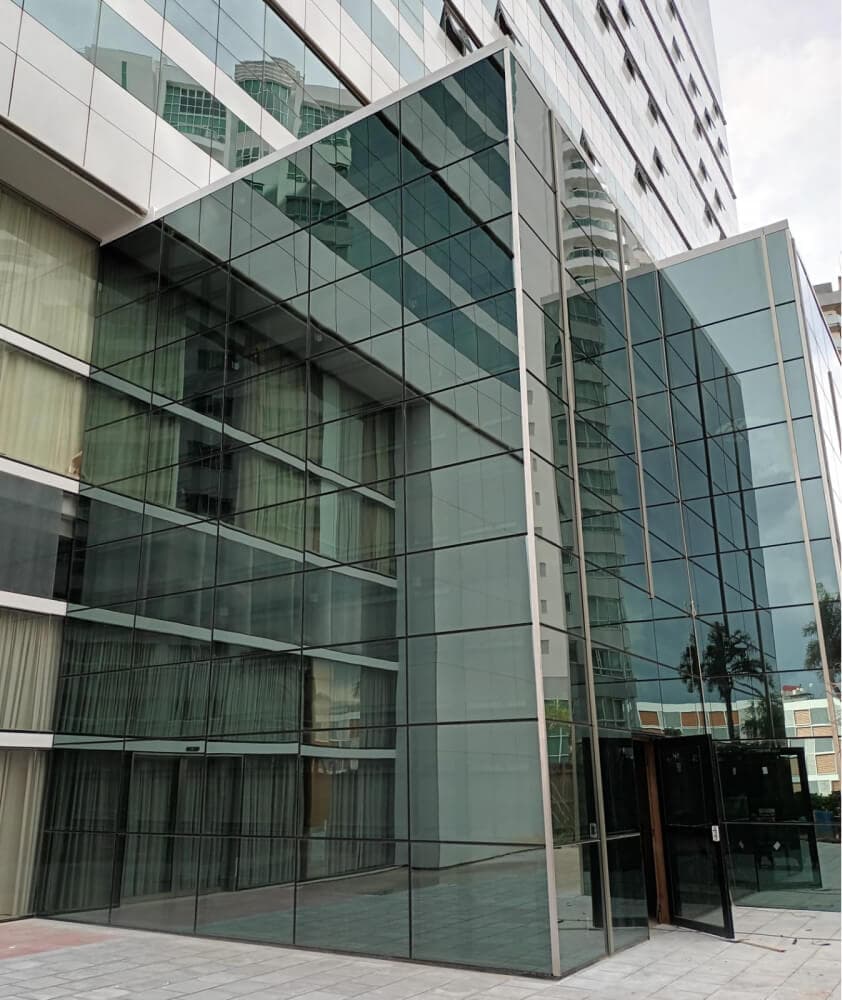 Fachada em pele de vidro produzida pela Clésio Esquadrias Fachada em pele de vidro - Clésio Esquadrias